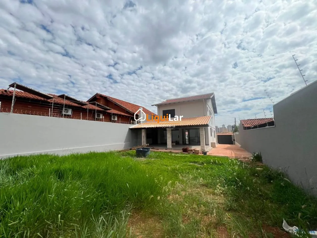 Imagem Sobrado com Aptidão Comercial na Vila Rosa Pires | 4 Quartos, Suíte e Localização Estratégica