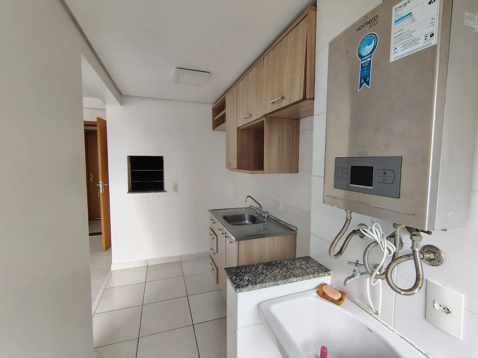 Imagem Apartamento de 2 dormitórios, living, cozinha planejada, área de serviço, banheiro social e 1 vaga de garagem escriturada.