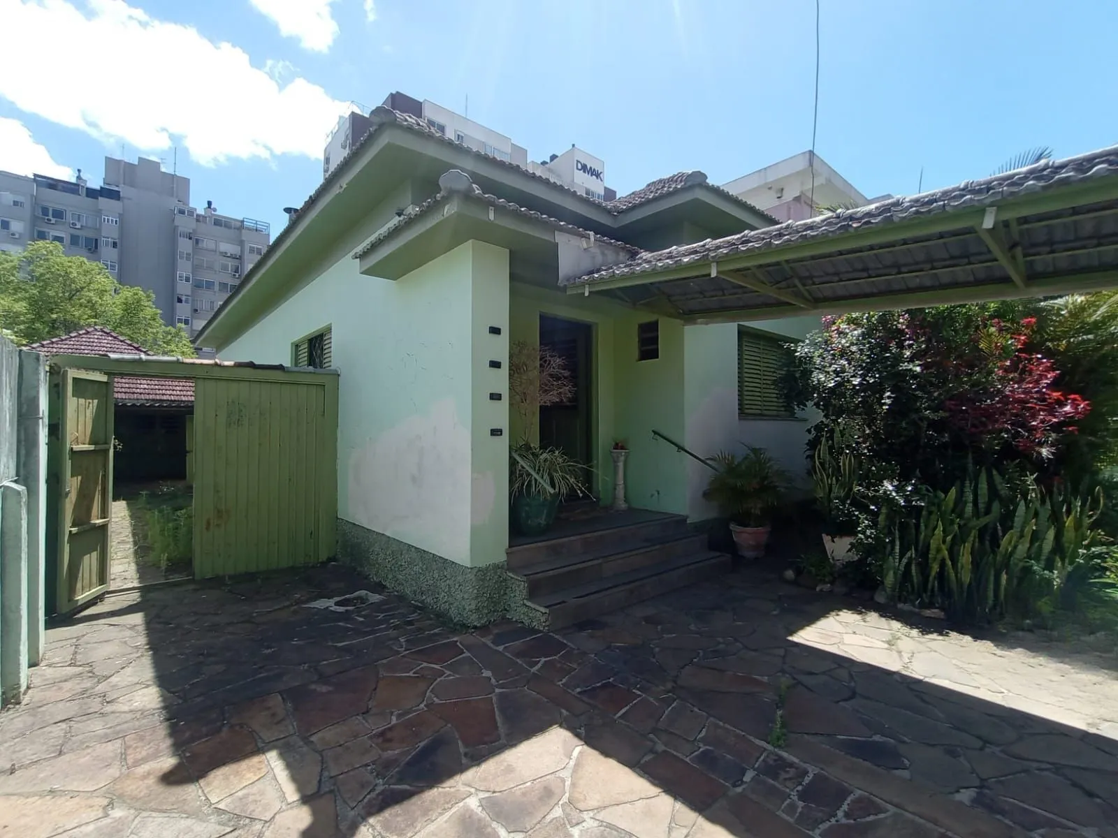 Imagem Casa 3 dormitórios no bairro Menino Deus em Porto Alegre para Alugar