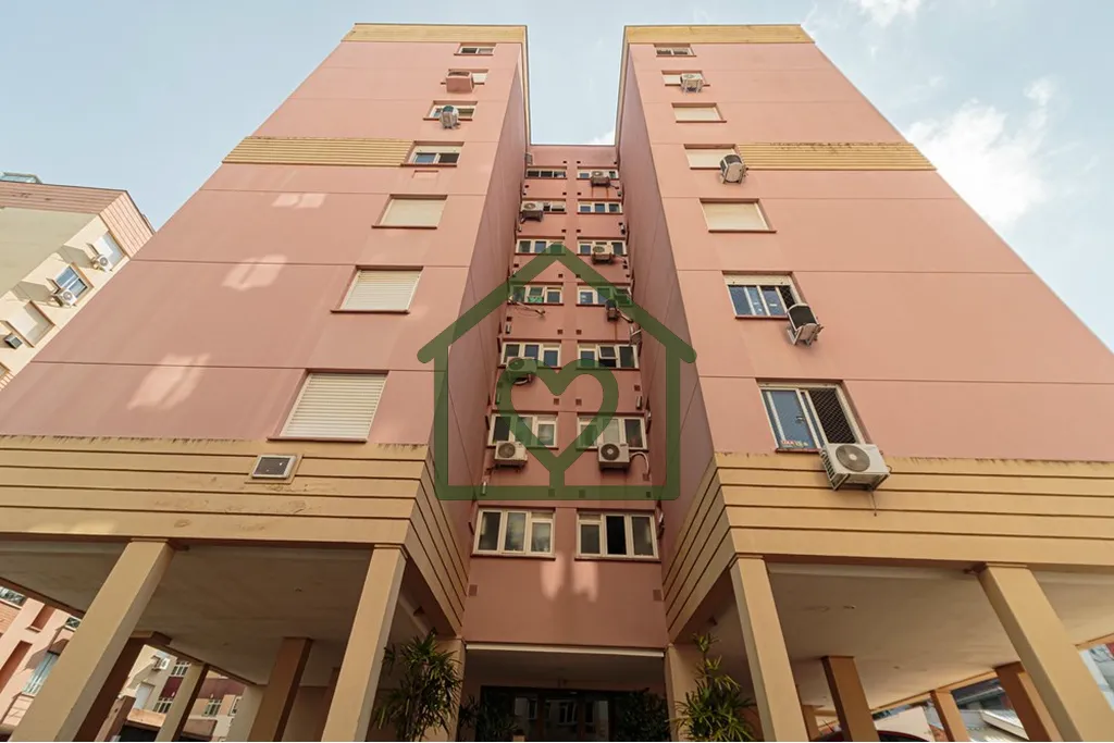 Imagem Apartamento com 84m² privativos, três dormitórios (sendo uma suíte), dois banheiros, sacada com ...