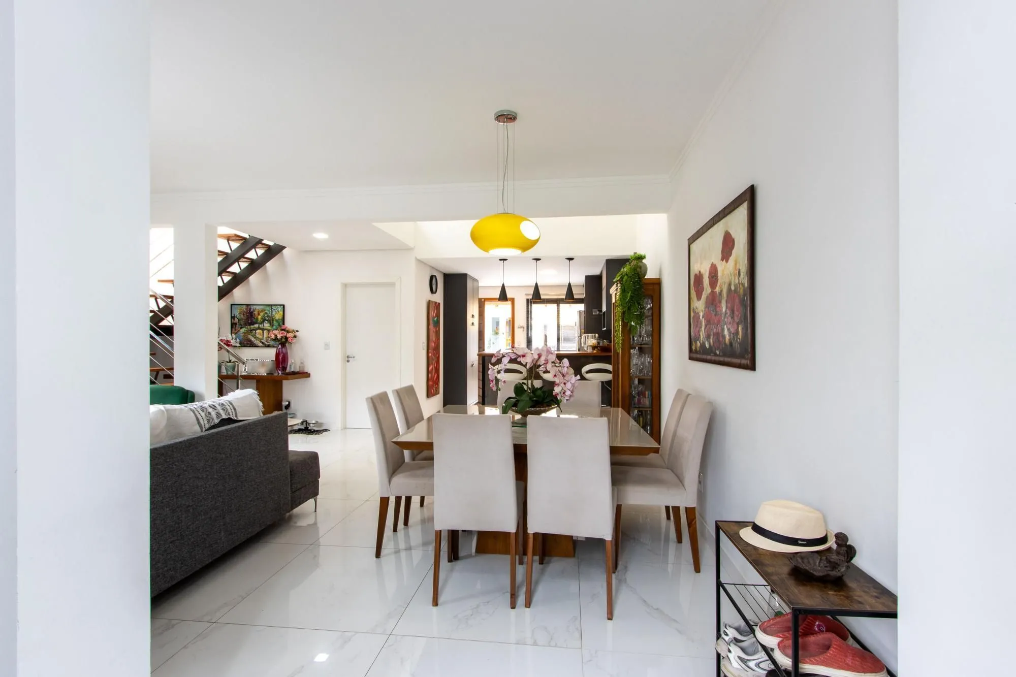 Imagem Excelente casa de alvenaria, 4 dormitórios, 2 suítes e 2 vagas de garagem.