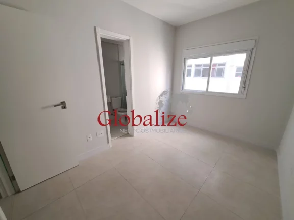 Imagem Apartamento à venda com 82m², 2 suites, varanda com Grill, piscina, vaga demarcada por R$875.000,00 na Ponta da Praia em Santos