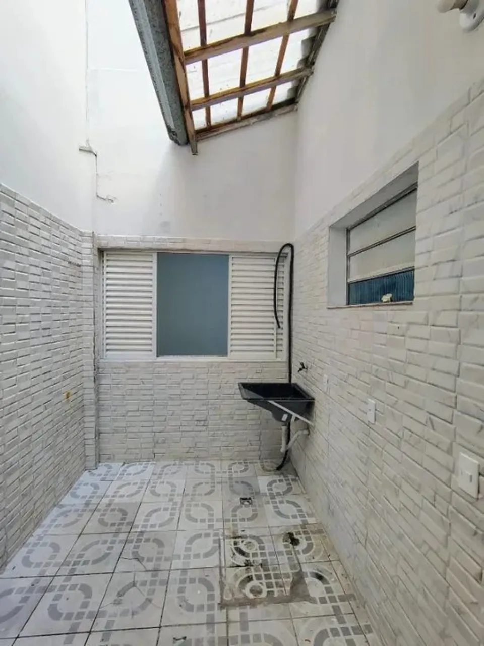 Imagem Casa Comercial à Venda em Sorocaba-SP, Jardim Pacaembu: 2 Quartos, 1 Sala, 2 Banheiros, 2 Vagas de Garagem!
