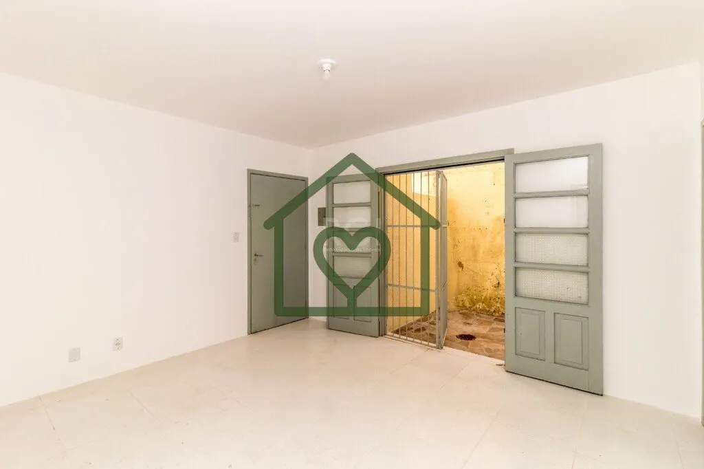 Apartamento localizado no bairro Jardim Carvalho, com 228m² no térreo. Imóvel com 03 dormitórios...