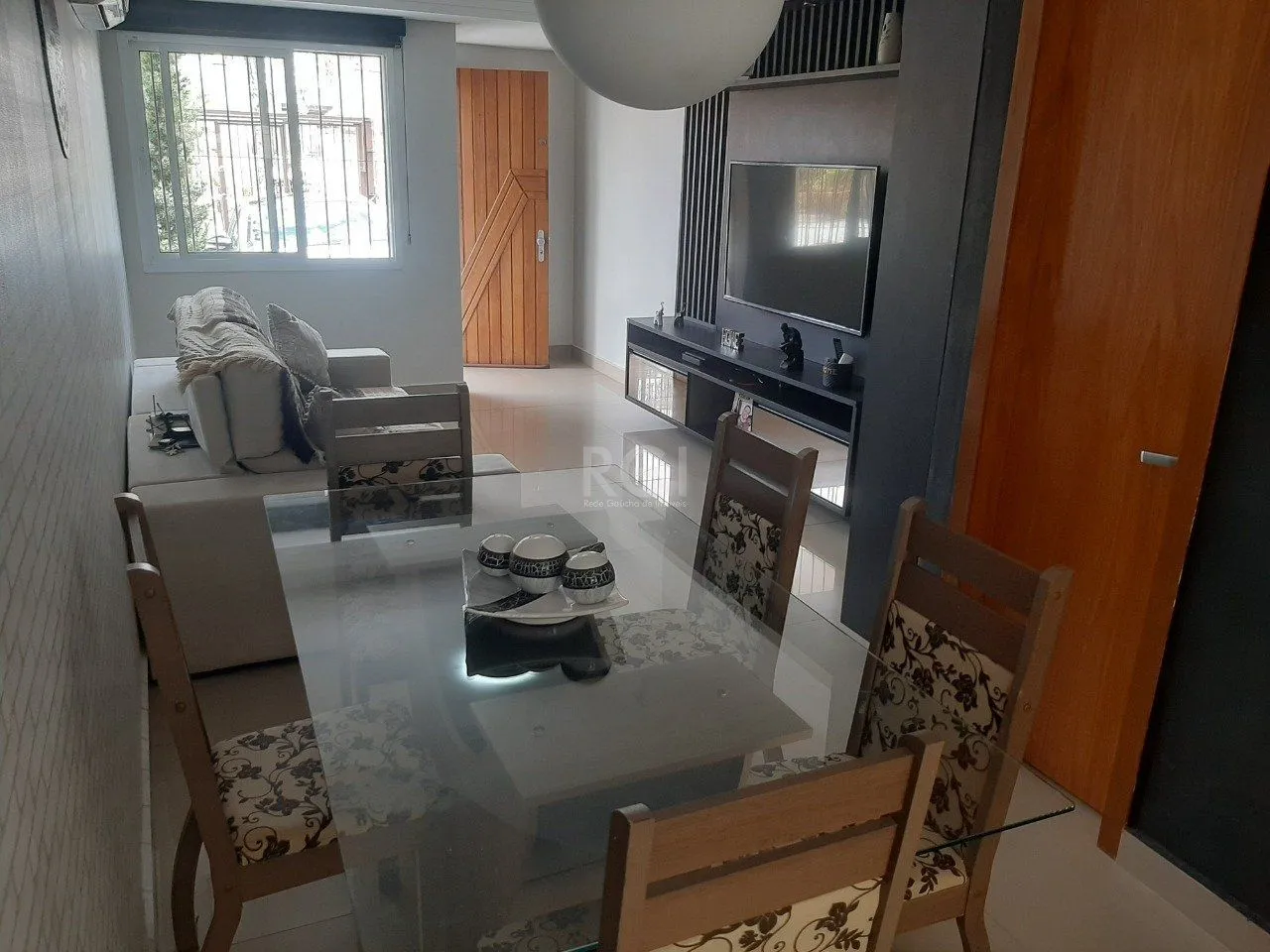 Imagem Casa com 2 quartos, 2 suítes, varanda, vaga, no bairro Aberta dos Morros, Poa/RS