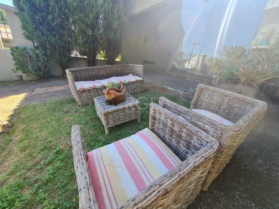 Imagem Casa em lindo terreno alto ao nível da rua medindo 10 × 32 onde consta uma residência térrea com 136m2 de área privativa,