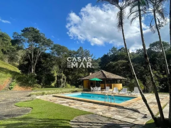 Imagem Casa em condomínio de luxo em Itaipava, Petrópolis-RJ: 4 quartos, 2 suítes, 3 banheiros, 10 vagas, 800m². Imperdível!