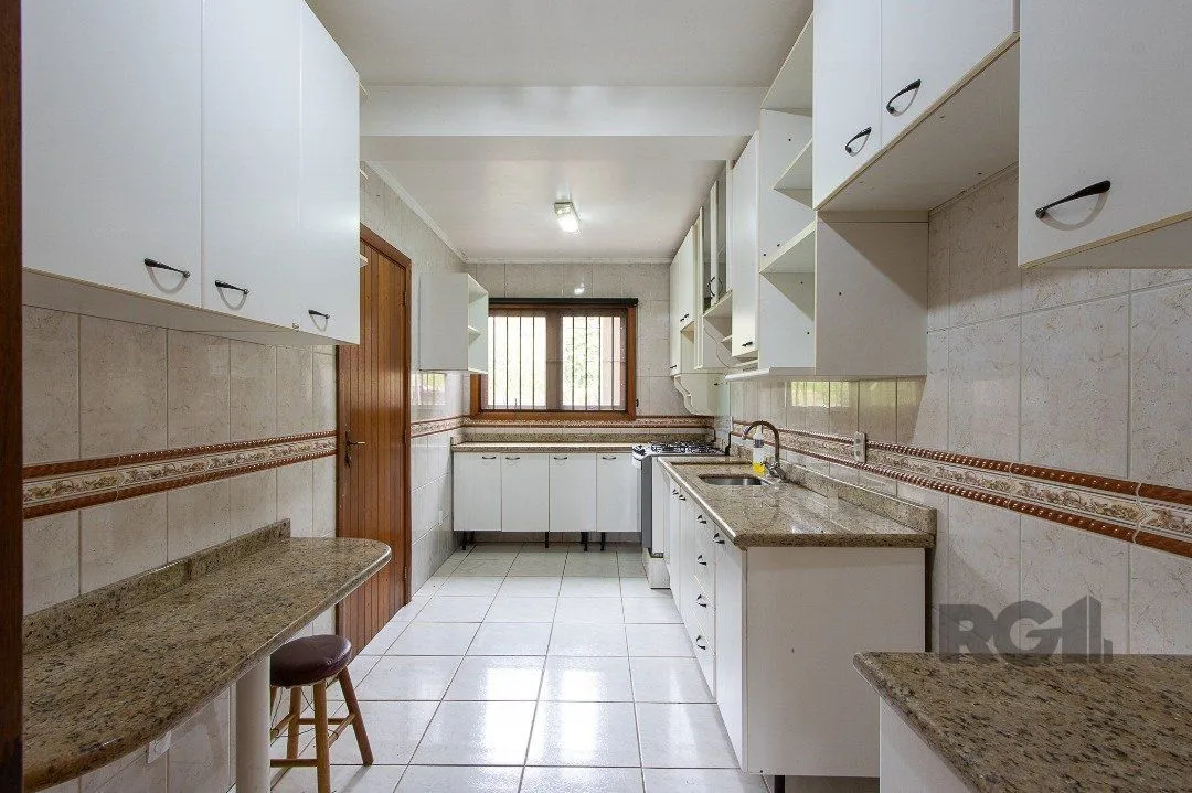 Imagem Casa de alvenaria, 3 dormitórios, 1 suíte e pátio com piscina, bairro Espírito Santo.