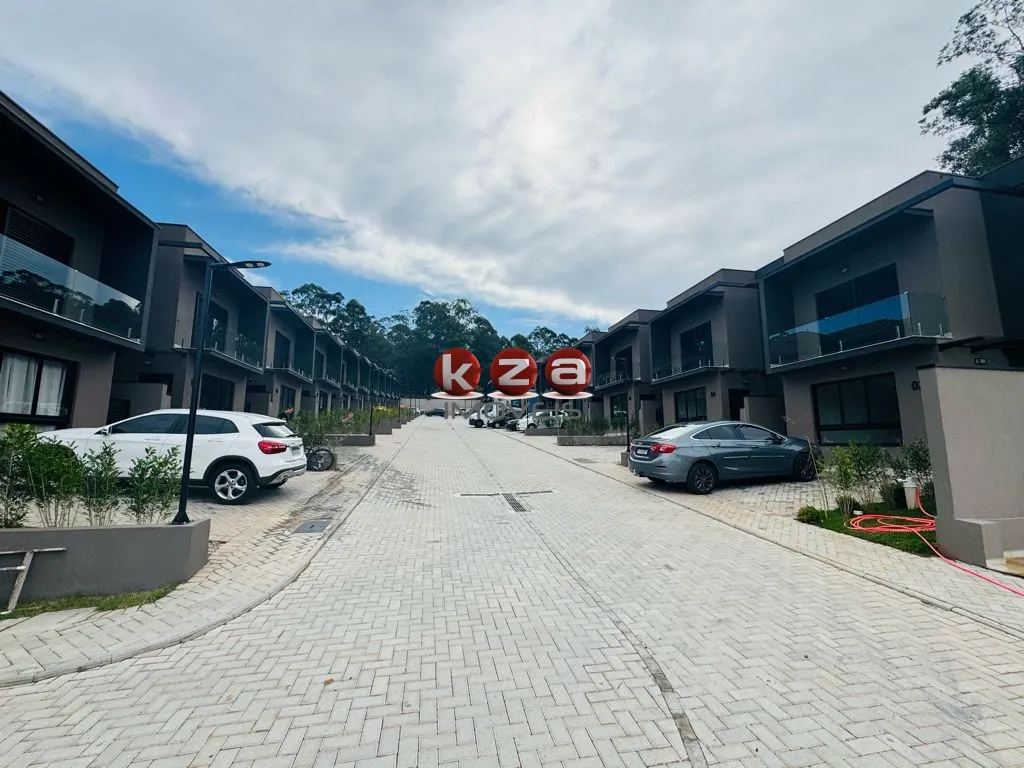 Imagem Casa de Vila à venda Próximo ao Colégio Porto Seguro em Valinhos-SP, 3 suítes, 2 salas, 4 banheiros, 2 vagas de garagem, 141m².