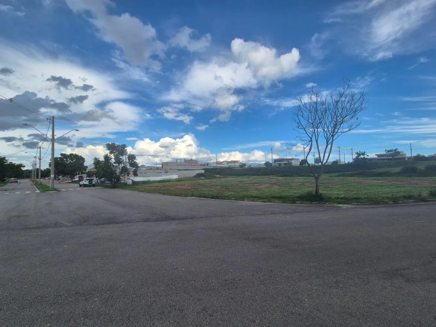 Imagem Terreno de Esquina no Condomínio Colonial Village 2, com 865m² em Localização Central e Imponente!
