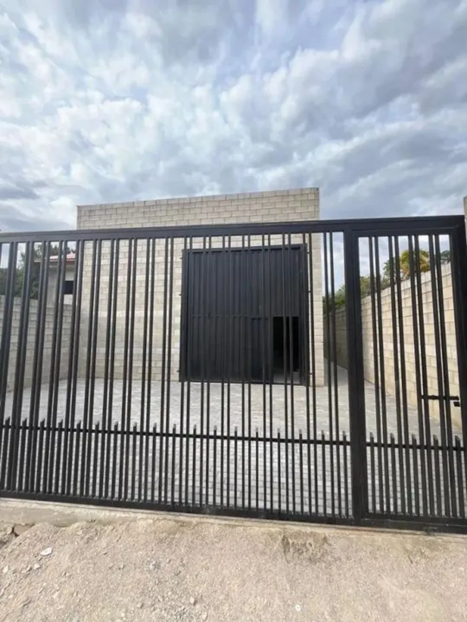 Imagem Barracão Industrial à Venda ou Locação em Sorocaba-SP, Bairro Morros: 1 Sala, 2 Banheiros, 5 Vagas de Garagem, 120m².