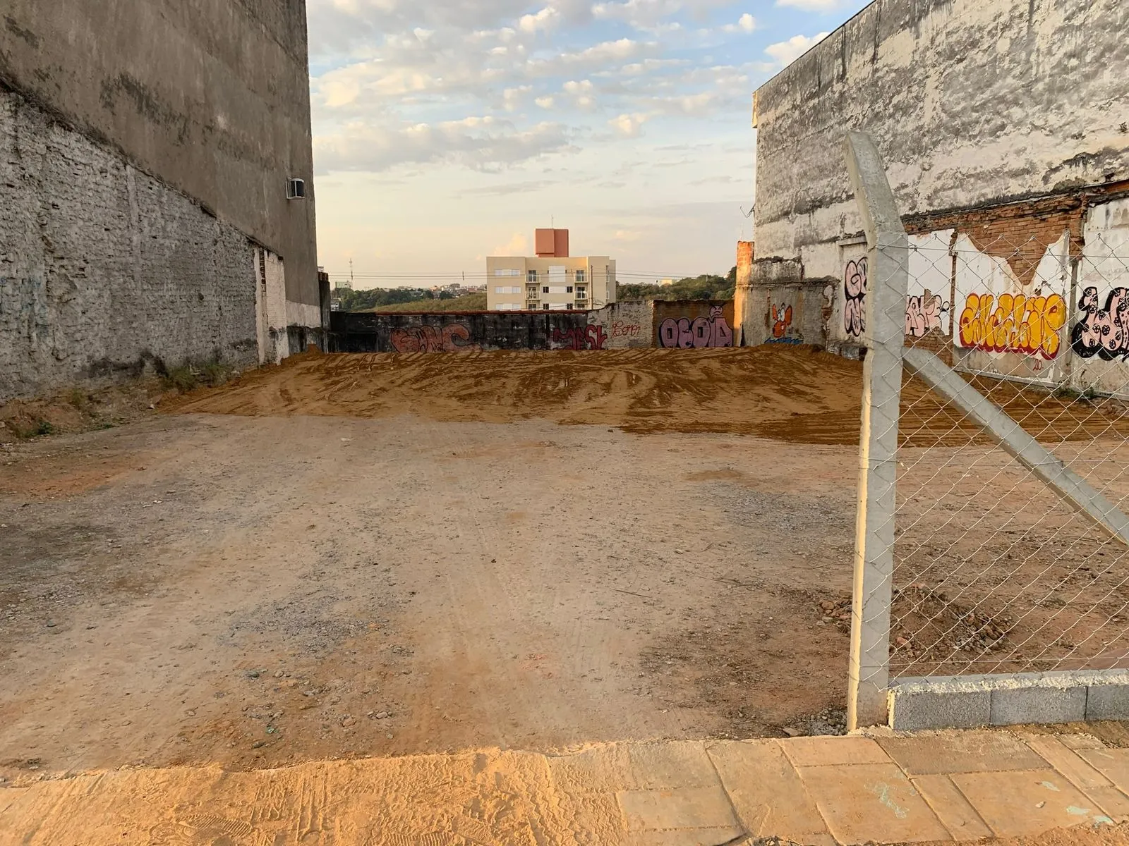 Imagem Terreno plano para fins comerciais