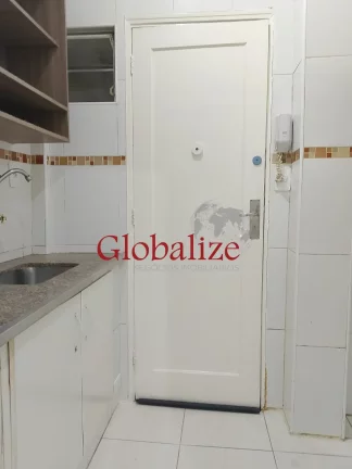 Imagem Kitnet térreo no Embaré em Santos com passagem para a praia por $ 270.000,00