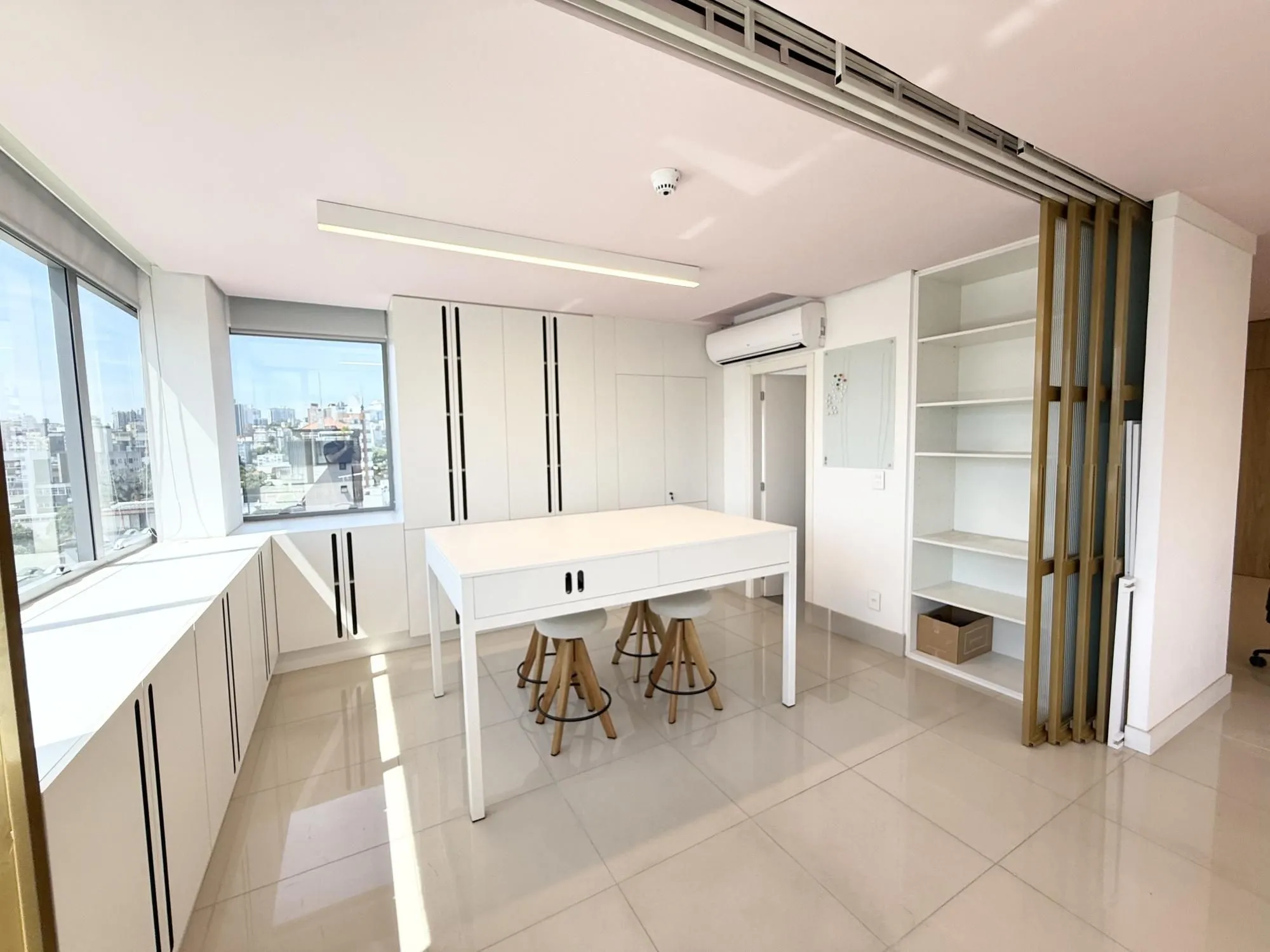 Imagem MÁFFER IMÓVEIS Sala comercial no bairro Auxiliadora, em ponto estratégico na Rua Eudoro Berlink, nº 354, região nobre de Porto Alegre, próxima às Avenidas Mariland e 24 de Outubro.