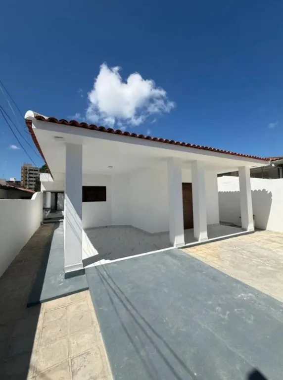 Imagem Casa com Piscina à Venda nos Bancários - Conforto e Lazer para sua Família