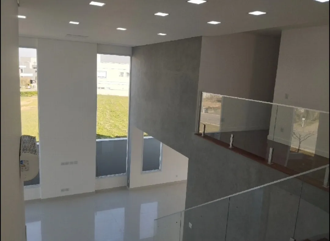 Imagem Sobrado Impecável no Alphaville 1 ? 4 Suítes, Pé Direito Duplo e Design Moderno