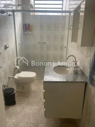 Imagem Imóvel versátil, com construção sólida, ideal para residência ou comércio. 
A casa possui uma...