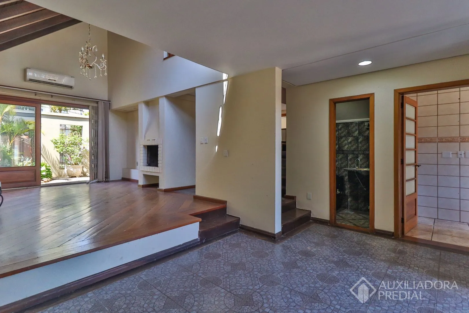 Imagem Excelente casa com 5 dormitórios no bairro Cristal