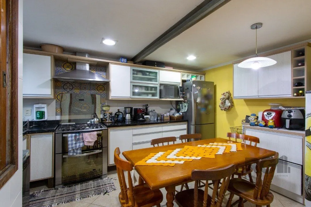Imagem Casa no bairro Cristal, Possui 4 dormitórios, sendo 1suíte, closet e banheira de hidromassagem, com possibilidade de um podendo 1 dormitórios extra.