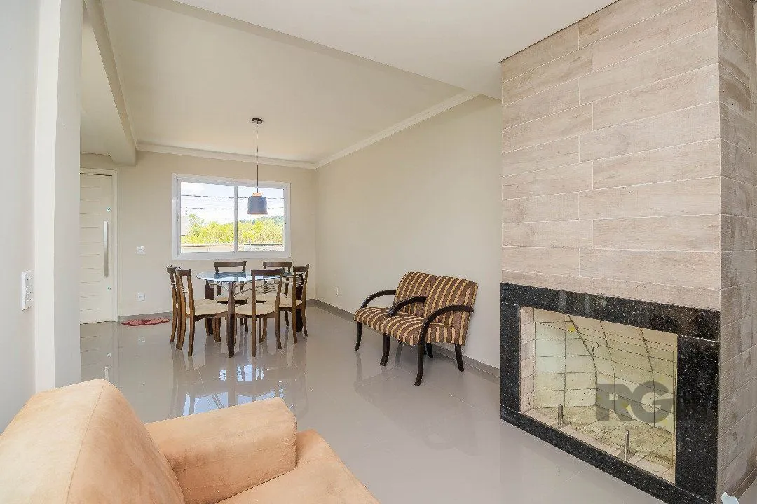 Imagem Sobrado, 185 metros quadrados privativo, com 3 quartos, 1 suíte, Living e cozinha integrados, lareira, churrasqueira, lavabo e 2 vagas de garagem. e 2 vagas de garagem