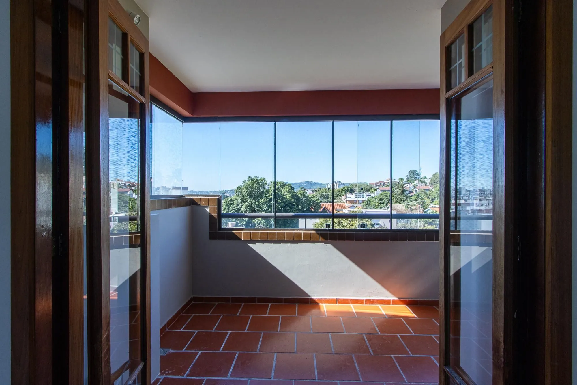 Imagem Apartamento de 2 dormitórios, 1 suíte e 2 vagas de garagem no bairro Tristeza.