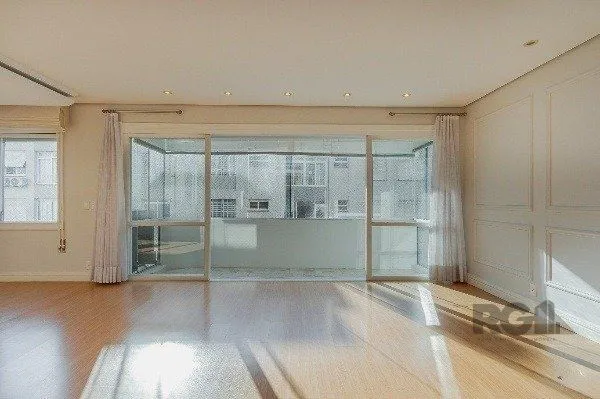 Imagem Vende-se luxuoso apartamento 3 quartos c/ suíte, dependência de empregada, gabinete, 2 vagas cobertas - 283m² - Moinhos de Vento