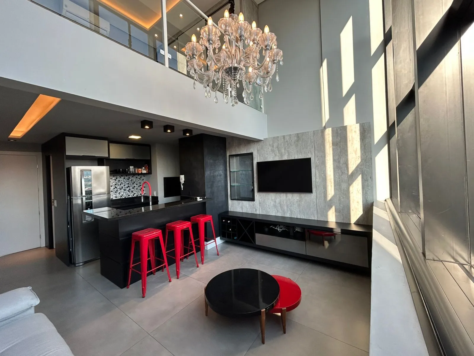 Imagem Apartamento duplex a venda, mobiliado e decorado, planta de 57 m2 com 1 dormitório, 2 vagas e 1 depósito.