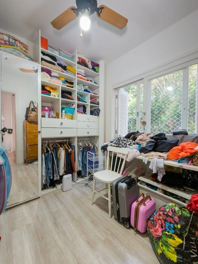 Imagem Living em dois ambientes com cozinha americana, lavabo, pátio, lavanderia. o3 dormitórios sendo 01 suíte, banheiro social e sótão. Duas vagas de garagem.