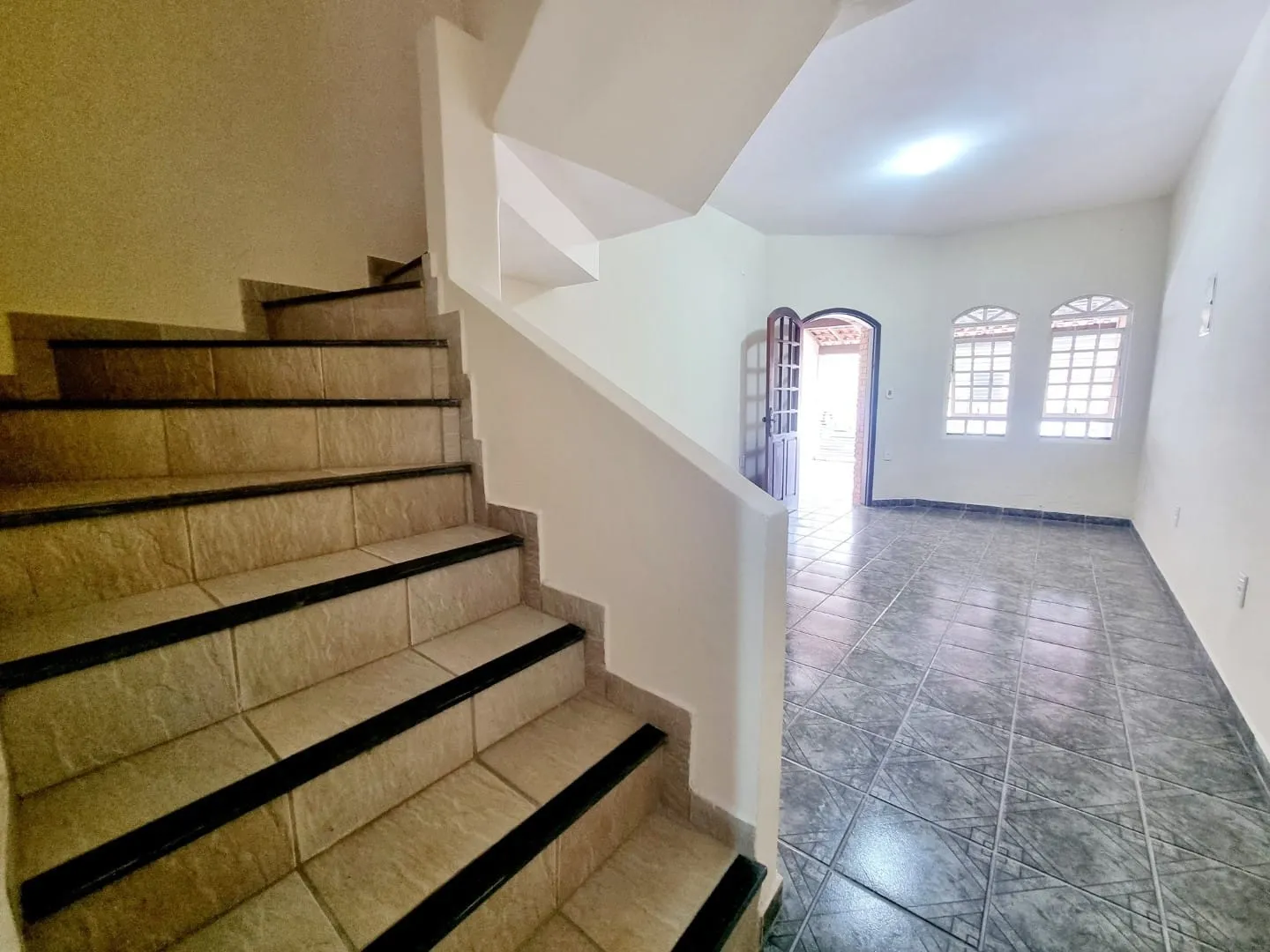 Imagem Sobrado Imponente com 3 Pavimentos, Suíte Master, Terraço Panorâmico e Garagem para 2 Carros em Excelente Localização