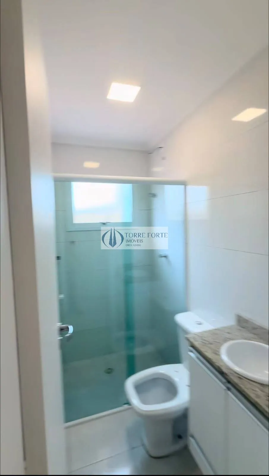 Imagem Lindo apartamento amplo, 2 dormitórios (1 suíte), 1 vaga , quintal privado.