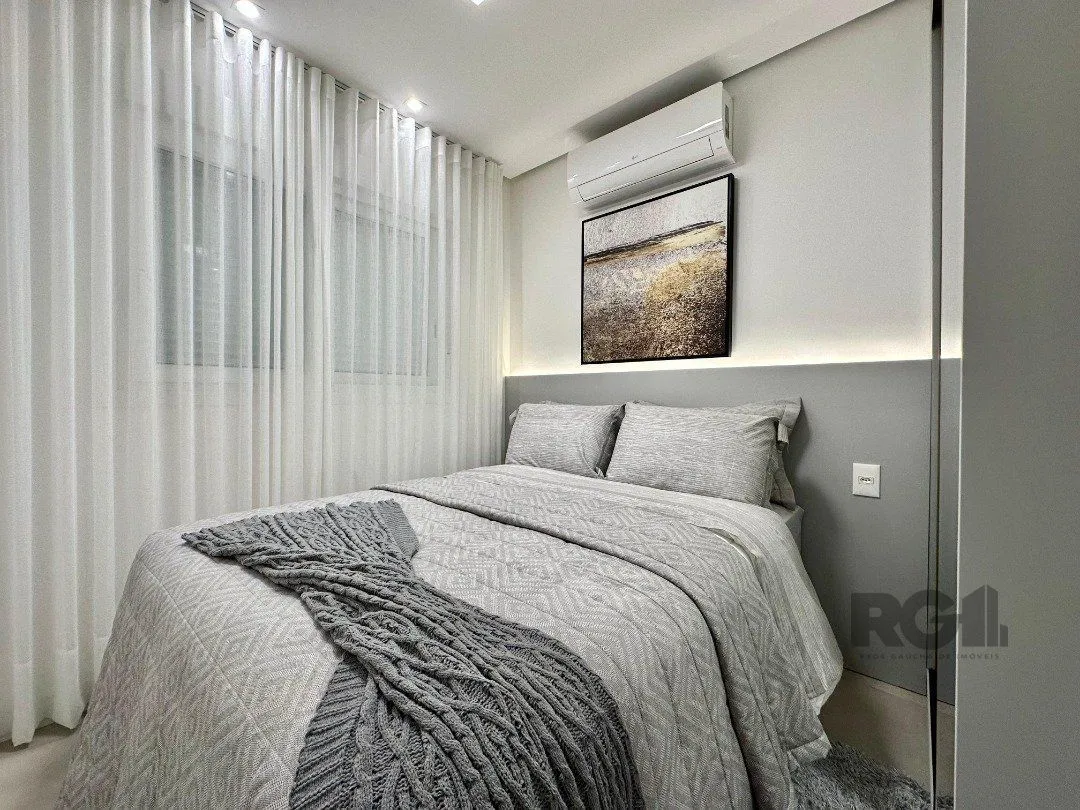 Imagem Com 03 suítes, lavabo, e totalmente mobiliado e decorado,