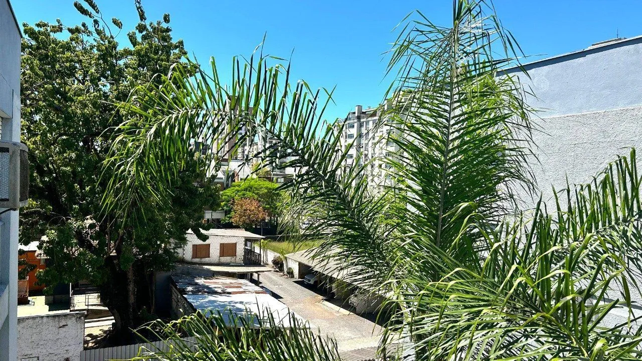 Apartamento 03 dormitórios no bairro Menino Deus, excelente localização.