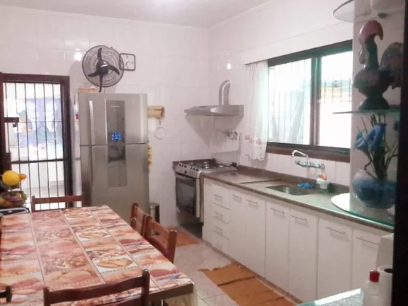 Imagem Sobrado com 4 dormitórios à venda, 216 m² por R$ 750.000,00 - Caiçara - Praia Grande/SP