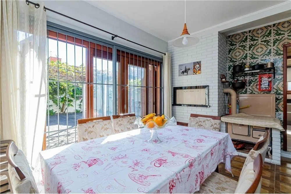Imagem Ampla casa com 3 Dormitórios e Pátio Próximo a Adda Mascarenhas