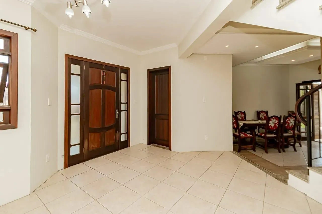 Imagem Casa com 4 dormitórios e 2 pavimentos em ótimo estado de conservação .
