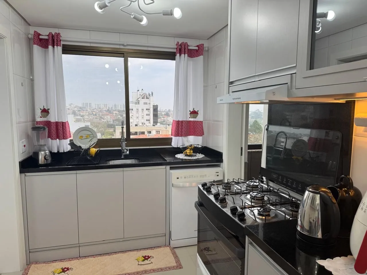 Imagem Semi-mobiliado, 3 dormitórios, 2 vagas lado a lado - Jardim Planalto