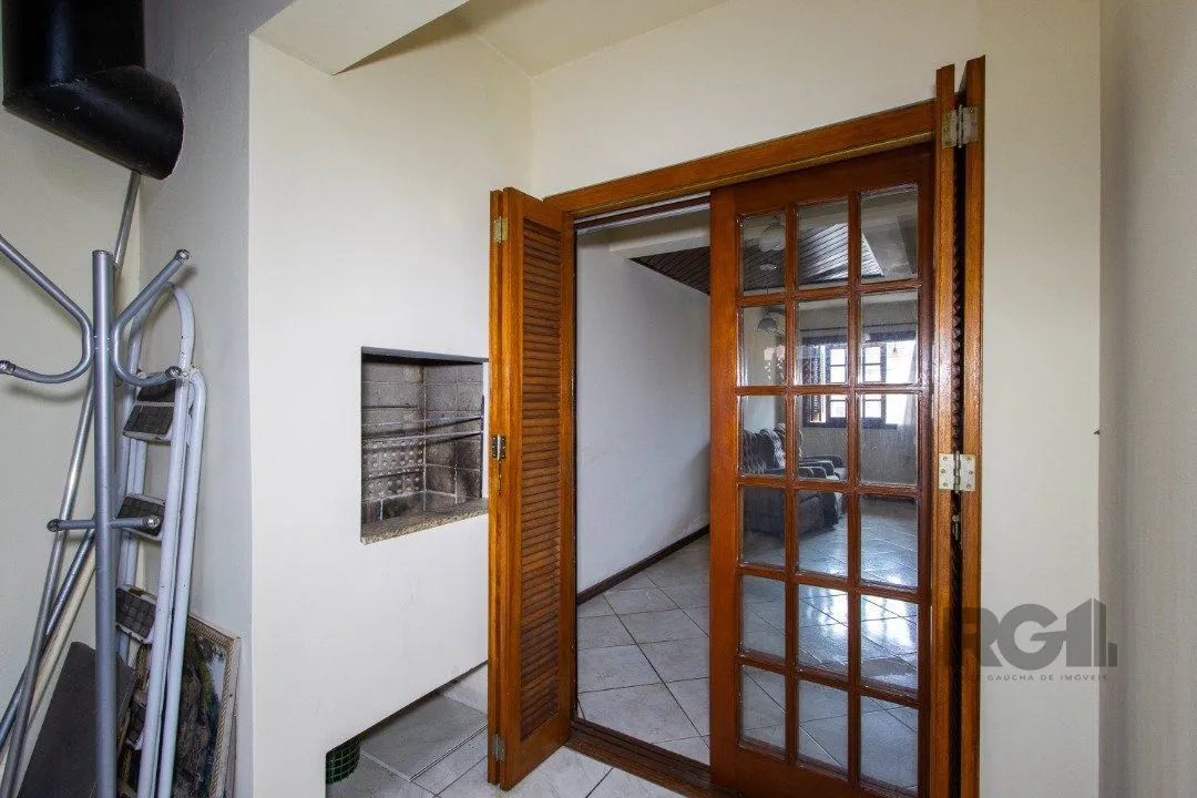Imagem Casa em Condomínio na Zona Sul, no bairro Hípica, com 2 dormitórios, living para dois ambientes, cozinha mobiliada, lavabo