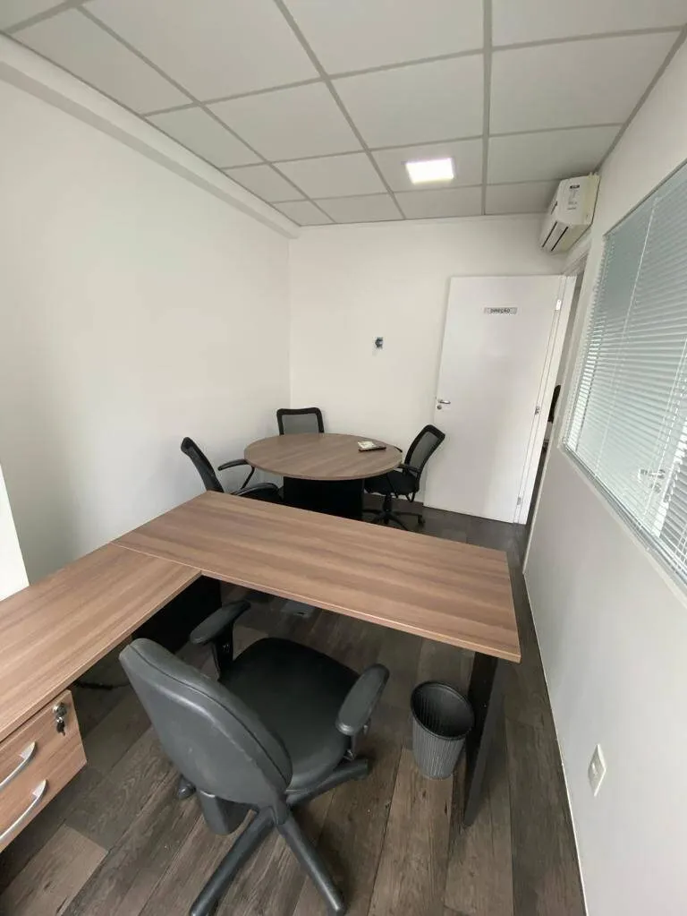 Imagem Sala Comercial Planejada e Mobiliada no Centro de Alphaville - 49m², 1 Vaga de Garagem