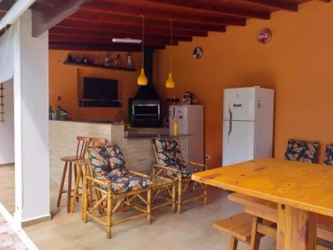 Imagem VENDA DE CASA NO CONDOMÍNIO ARUJÁ COUNTRY CLUB, EM ARUJÁ/SP, 380m² com 3 suítes, área gourmet com churrasqueira, cinema e 4 vagas. CONSULTE-NOS.