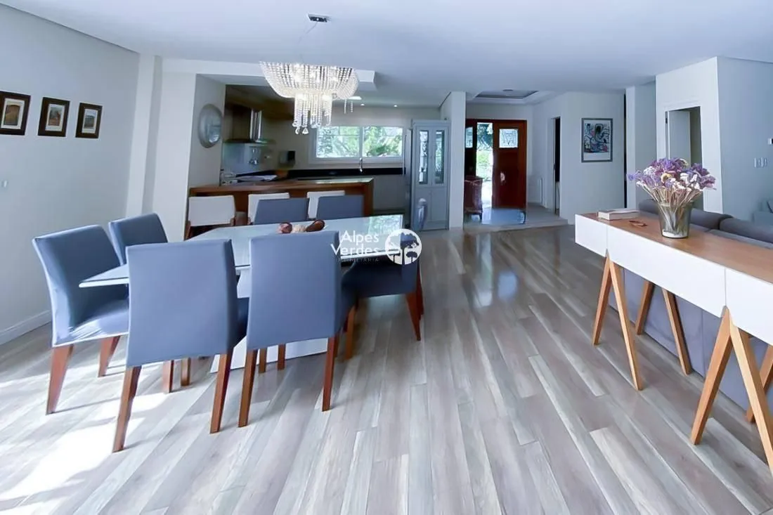 Imagem Vende-se Casa em Condominio com 3 suites a 5 minutos da Rua Coberta
