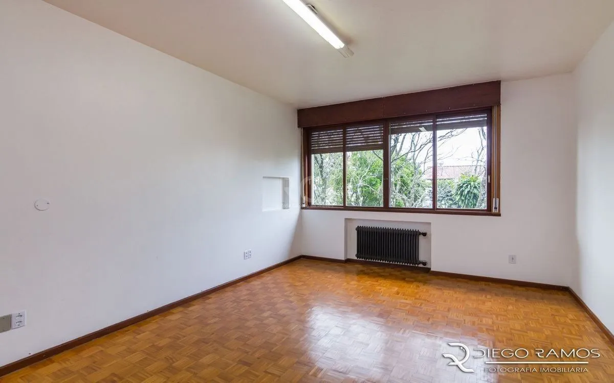 Imagem Venda de casa residencial 25,00m x 80,00m- Menino Deus. 4 vagas, 4 dormitórios, sendo 1 suíte, 1 varanda, lareira e churrasqueira.