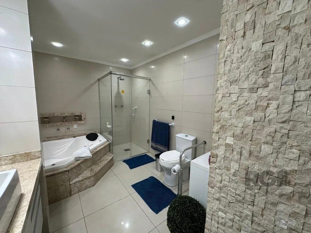 Imagem Vende-se ampla casa 3 quartos com hidro, 2 vagas, living com ladeira e salão de festas com churrasqueira - 260m² - Medianeira