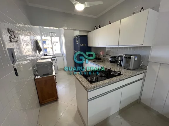 Imagem a 200m do mar com 3 dormitórios sendo 2 suítes, salas de estar com sacada e sala de jantar, cozinha com armários embutidos e despensa, área de serviço