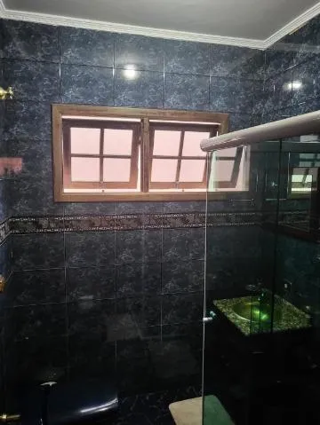 Imagem VENDA E LOCAÇÃO DE SOBRADO NA VILA VIRGÍNIA, EM ITAQUAQUECETUBA/SP, 200m² com varanda, jardim, cozinha ampla, 3 salas e suíte com hidro. CONSULTE-NOS.