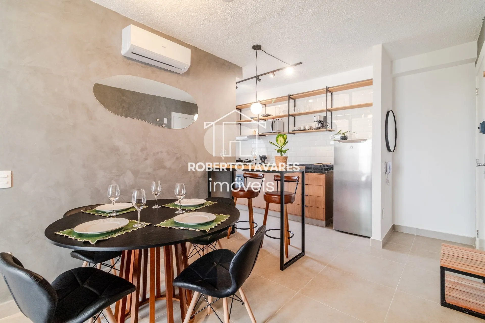Imagem Apartamento totalmente mobiliado. VENDA DE PORTEIRA FECHADA - O imóvel conta com 2 quartos, sendo 1 suíte, além de uma vaga de garagem.