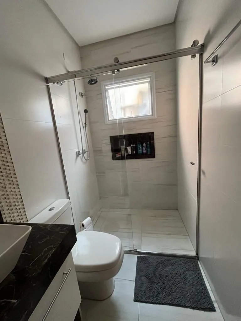 Imagem Residência Exclusiva no Condomínio Horto Florestal 1 com Design Moderno e Aconchegante