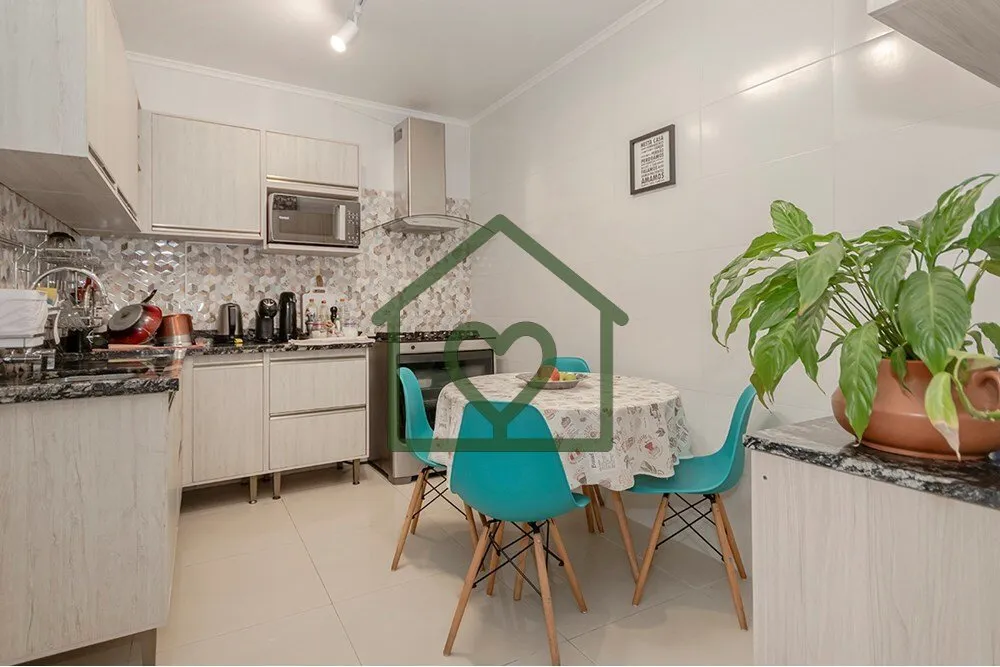 Imagem Descubra a oportunidade de residir em um magnífico apartamento reformado em Porto Alegre, situado n...