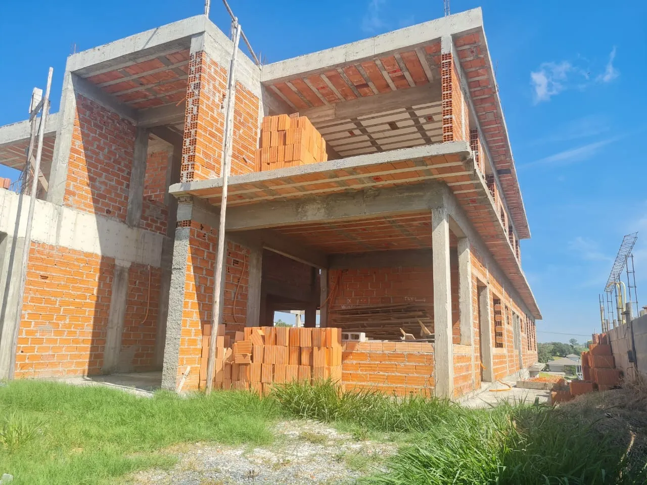 Imagem Casa em Construção no Condomínio Fazenda Alta Vista - 752m² de Área Construída e 6 Suítes