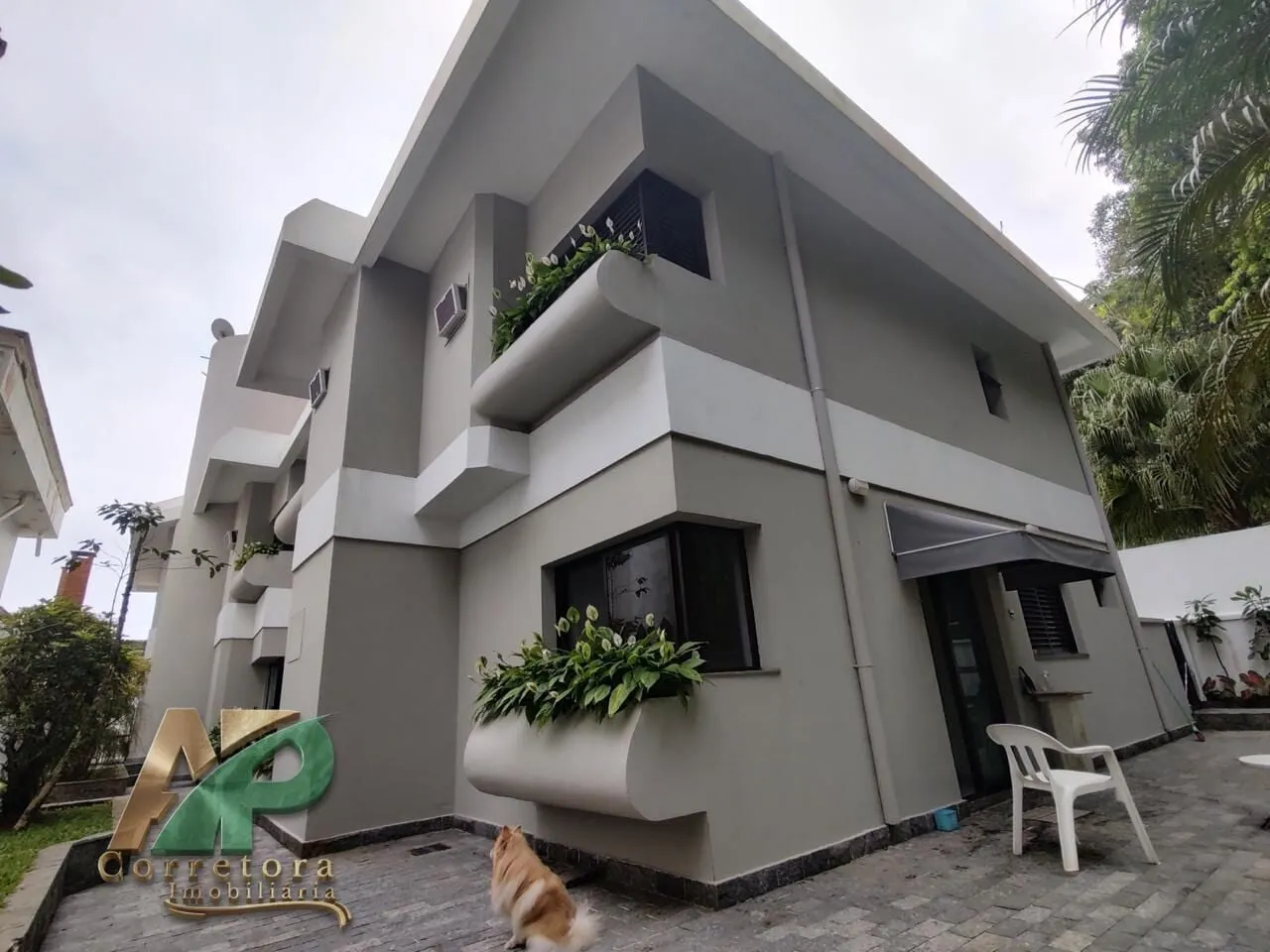 Imagem Mansão de Luxo à Venda no Condomínio Jardim Pernambuco II - Praia do Pernambuco, Guarujá | 4 Suítes, Piscina e Alto Padrão