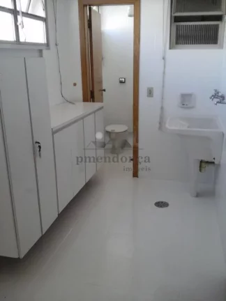 Imagem Apartamento com living para 03 ambientes, piso de tacos, dormitÃ³rios com armÃ¡rios embutidos, b...